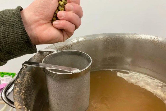 Закладываем хмель в сито